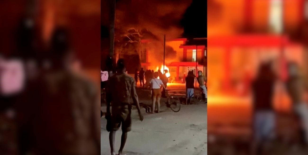Crisis en Cuba: incendiaron una sede del Partido Comunista y la represión dejó un herido de bala
