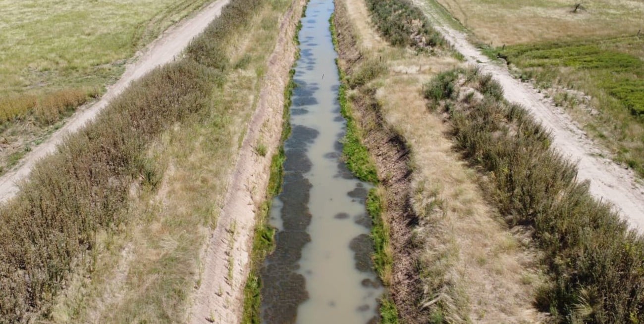 Avanza el reacondicionamiento del Arroyo Frías que mejora el escurrimientos en cinco localidades del departamento Rosario