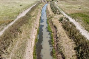 La cuenca del Arroyo Frías abarca unas 23.000 hectáreas y desemboca en el río Paraná, entre Pueblo Esther y Alvear.