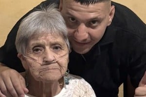 Mauro González junto a su madre. Foto: Gentileza