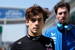 "Cada vez que estoy ahí para hacer algo bueno, siempre hay algo que me frena”, dijo Colapinto tras la buena carrera en China. Foto:   REUTERS / Jakub Porzycki.