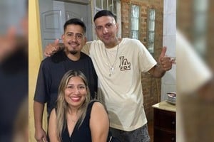 Mauro -de remera blanca- con Lucas y Romina, dos de sus hermanos. Foto: El Litoral