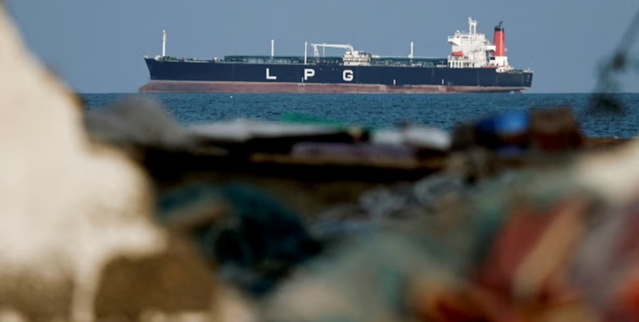 La AIE liberará reservas estratégicas de petróleo para frenar la suba de precios por la guerra en Medio Oriente