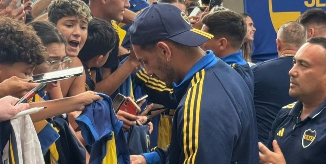 Boca tuvo, en Santa Fe, un recibimiento
multitudinario y una plaqueta para Paredes
