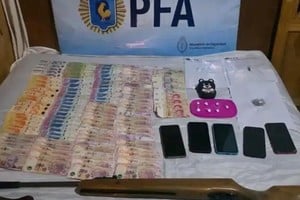 En el domicilio de calle Antártida Argentina se secuestraron rifles de aire comprimido, dinero en efectivo y celulares, entre otros objetos.