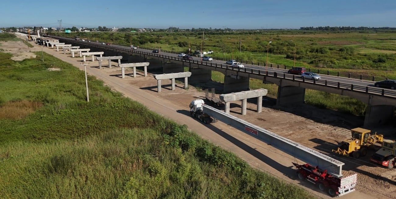 El nuevo Puente Carretero recibió la primera viga fabricada en Santa Fe