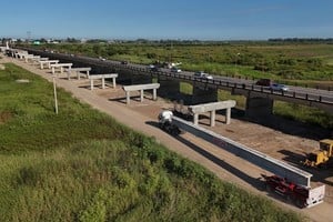 Este domingo arribó la primera viga producida en Santa Fe, parte de las 159 que conformarán la estructura principal del viaducto que Provincia levanta sobre el río Salado.