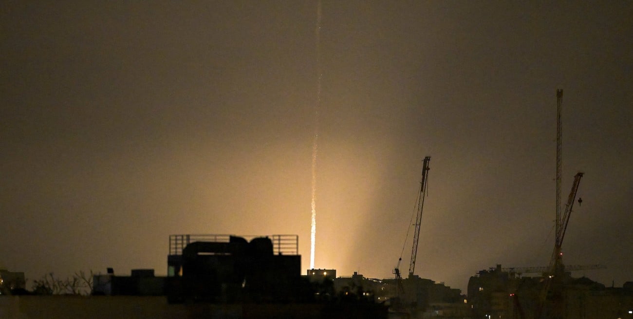 Reportan impactos en Tel Aviv y lanza Israel una respuesta contra Teherán