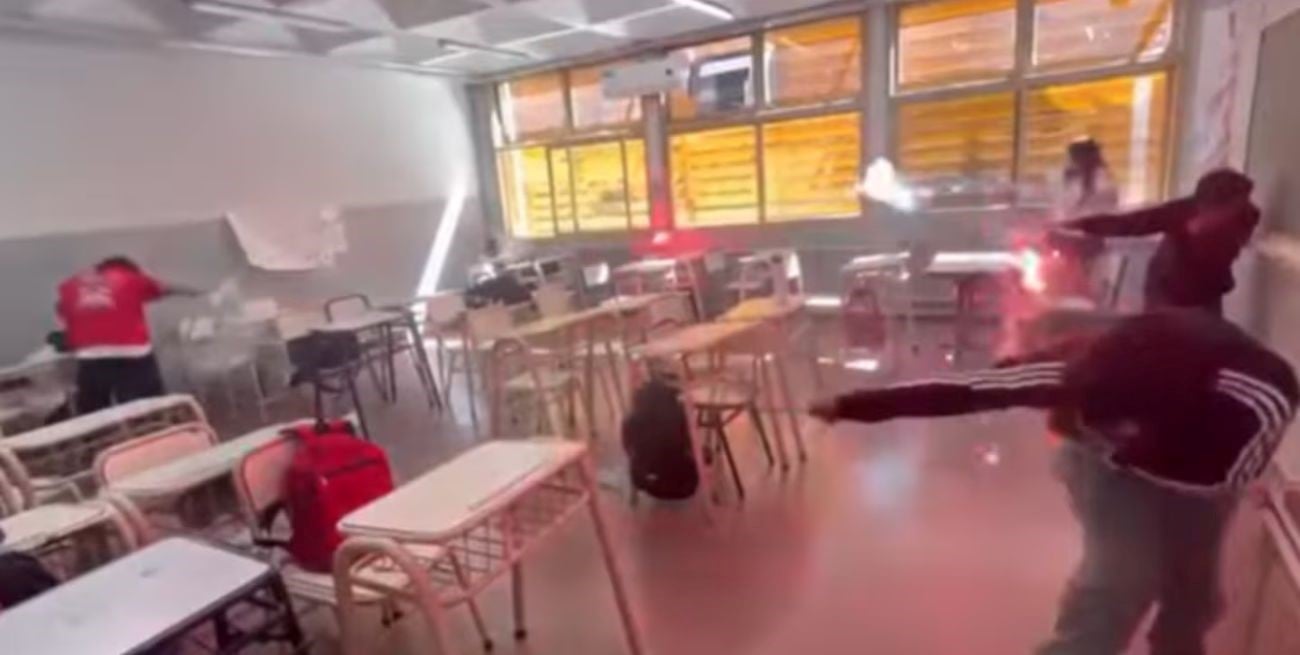 Escándalo en una escuela de Catamarca: alumnos prendieron bengalas en el aula y se filmaron