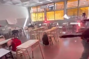 Bengalas dentro del aula: el video de un grupo de alumnos que generó repudio.