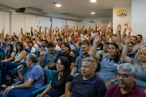 Con esta actualización, el salario mínimo garantizado de febrero asciende a $913.111 y el de junio a $1.005.458, para trabajadores de planta permanente.