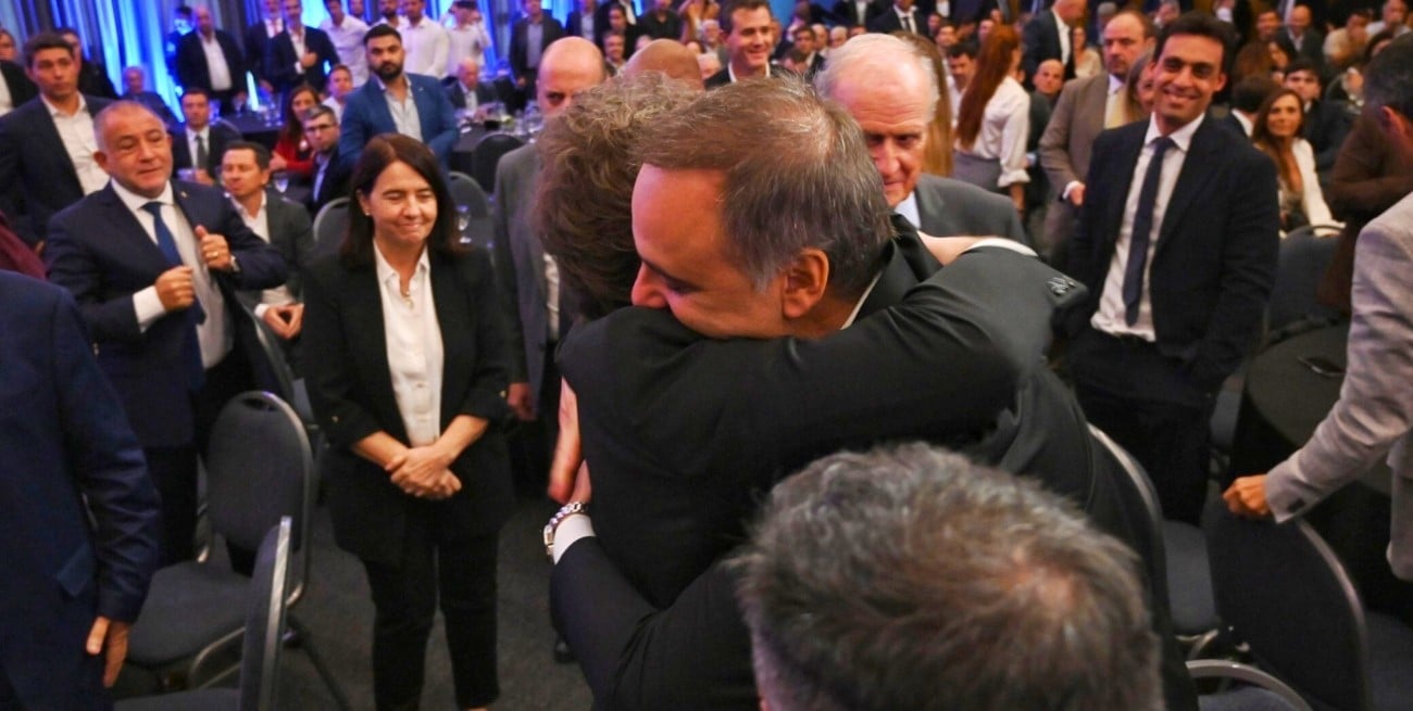 Abrazo con foto: Javier Milei se mostró con Manuel Adorni como gesto de respaldo