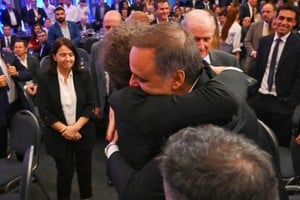 Milei se mostró con Adorni en Córdoba como gesto de apoyo ante las denuncias por los viajes con su esposa.