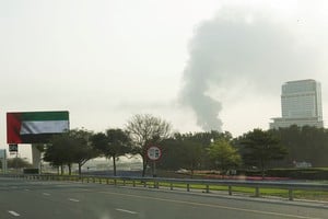 El humo en el Aeropuerto Internacional de Dubái el pasado lunes luego del ataque. Crédito: REUTERS/Stringer