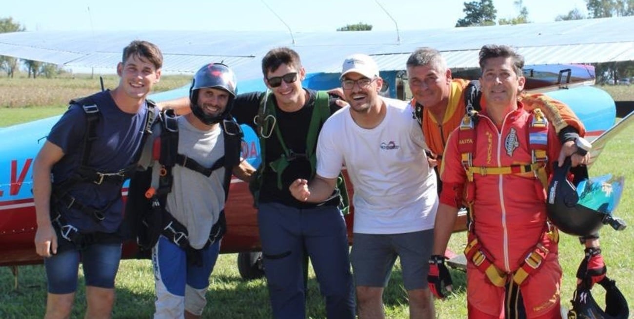 "El Trébol Vuela" convocó a una multitud en el Aeroclub con paracaidismo y acrobacias aéreas