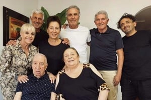 Claudia, Burruchaga, Ruggeri, Giusti y Nery Pumpido en el cumple 88 de Bilardo