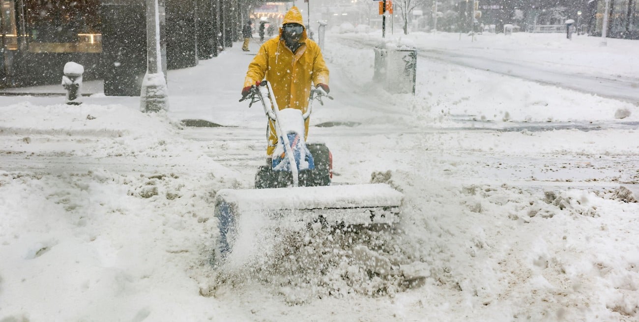 Caos climático en Estados Unidos: tormentas de nieve y calor extremo paralizan al país