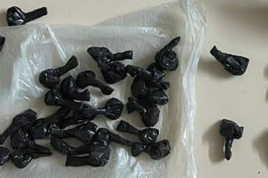 Las bolsitas halladas en la baulera de la moto del sospechoso. Foto: El Litoral