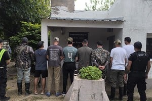 Efectivos del departamento Garay trasladaron a los 8 cazadores. Foto: Prensa URVII