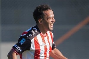 Lucas Gamba marcó el 2-1 de Barracas Central ante Atlético Tucumán.