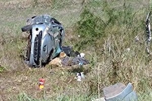El vehículo terminó volcado sobre la banquina tras el despiste.