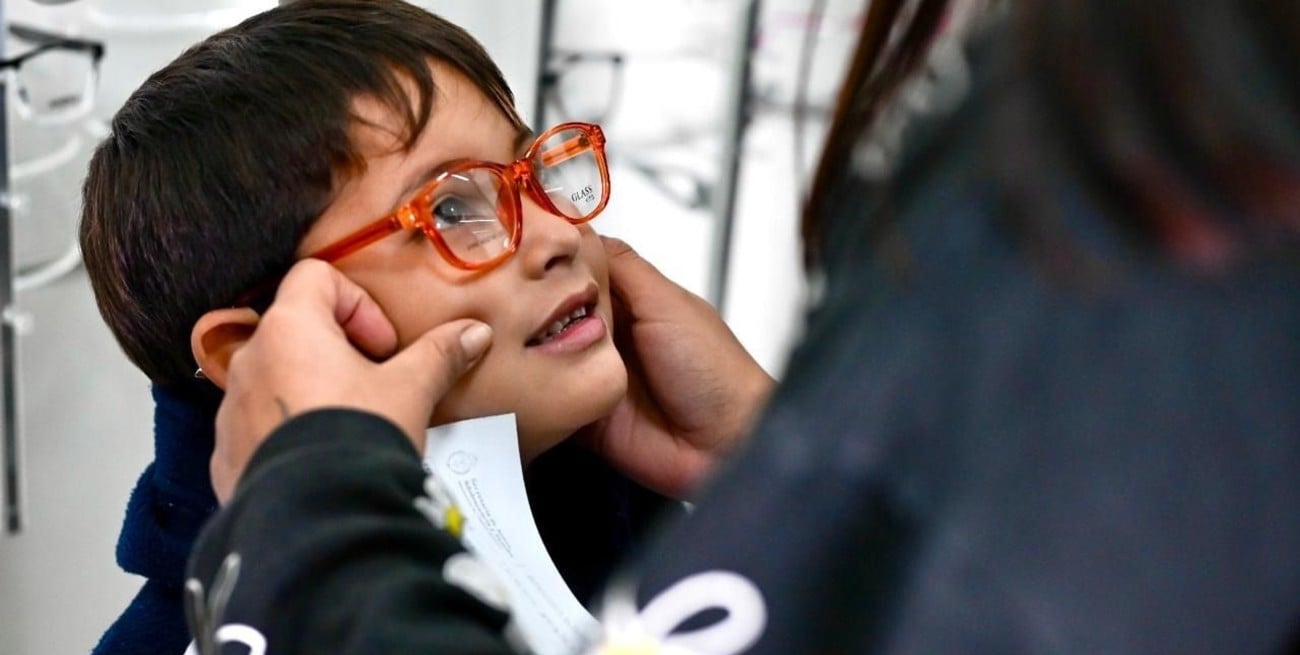 Más de 2.700 chicos recibieron lentes gratuitos en operativos oftalmológicos en tres ciudades del Gran Rosario