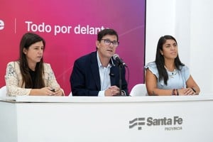 En conferencia, el ministro Goity -junto a Martín y Gallo Ambrosis- detalló los aumentos docentes y sostuvo que la negociación paritaria sigue vigente. Foto: Gentileza
