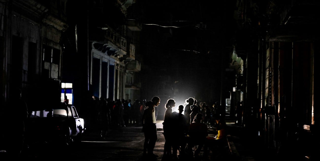 Apagón total en Cuba: colapsó el sistema eléctrico y Trump amenaza con "tomar" la isla