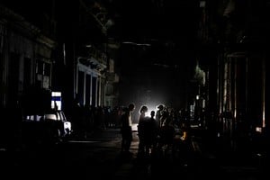 Las calles de La Habana, usualmente vibrantes, se transformaron en un escenario de incertidumbre absoluta al caer la noche. REUTERS/Norlys Perez