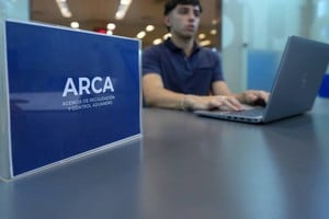 La recaudación baja, pero también el gasto.