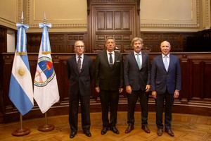 El presidente de la Corte Suprema de Justicia de la Nación, Horacio Rosatti; el vicepresidente, Carlos Rosenkrantz, y el ministro Ricardo Lorenzetti recibieron este martes al ministro de Justicia de la Nación, Juan Bautista Mahiques. Crédito: Corte Suprema