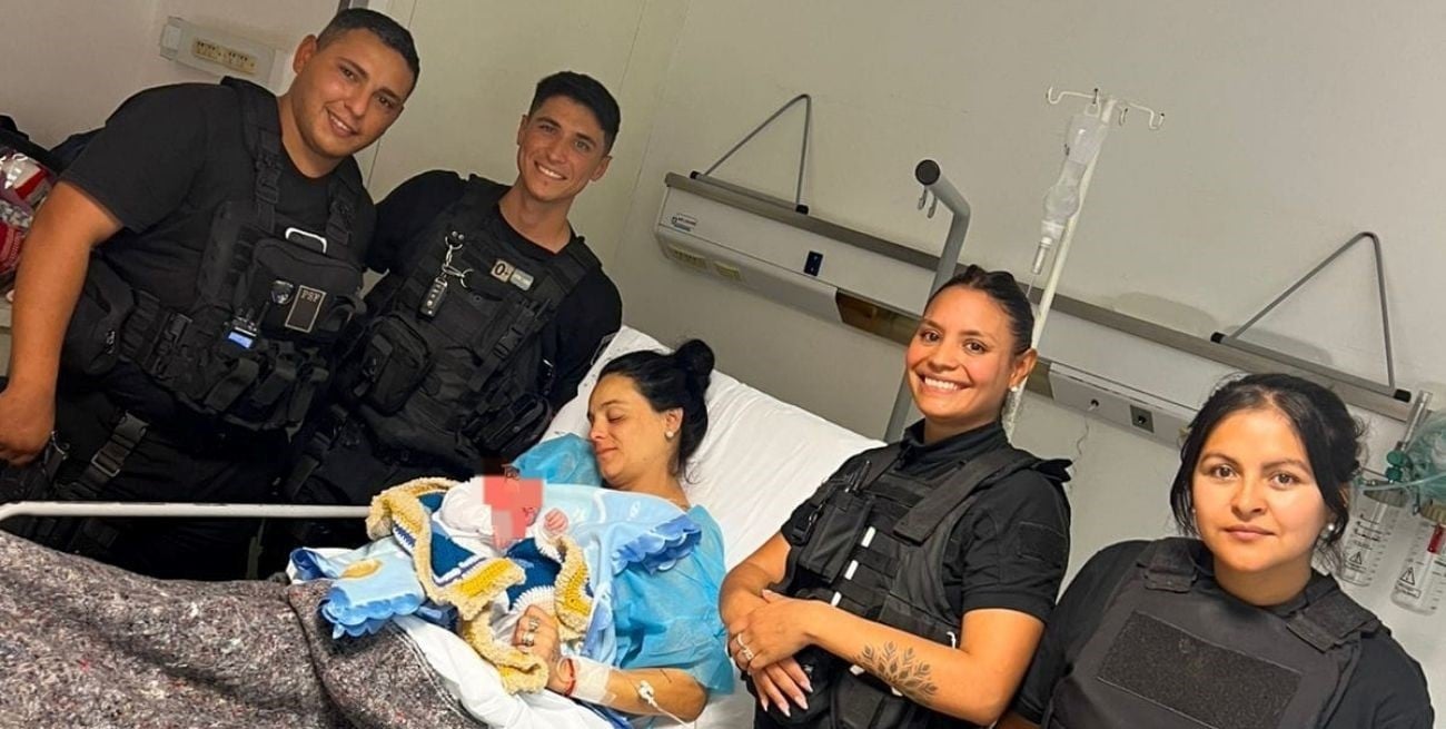 Policías asistieron un parto en la vía pública y trasladaron a la madre y al bebé al hospital