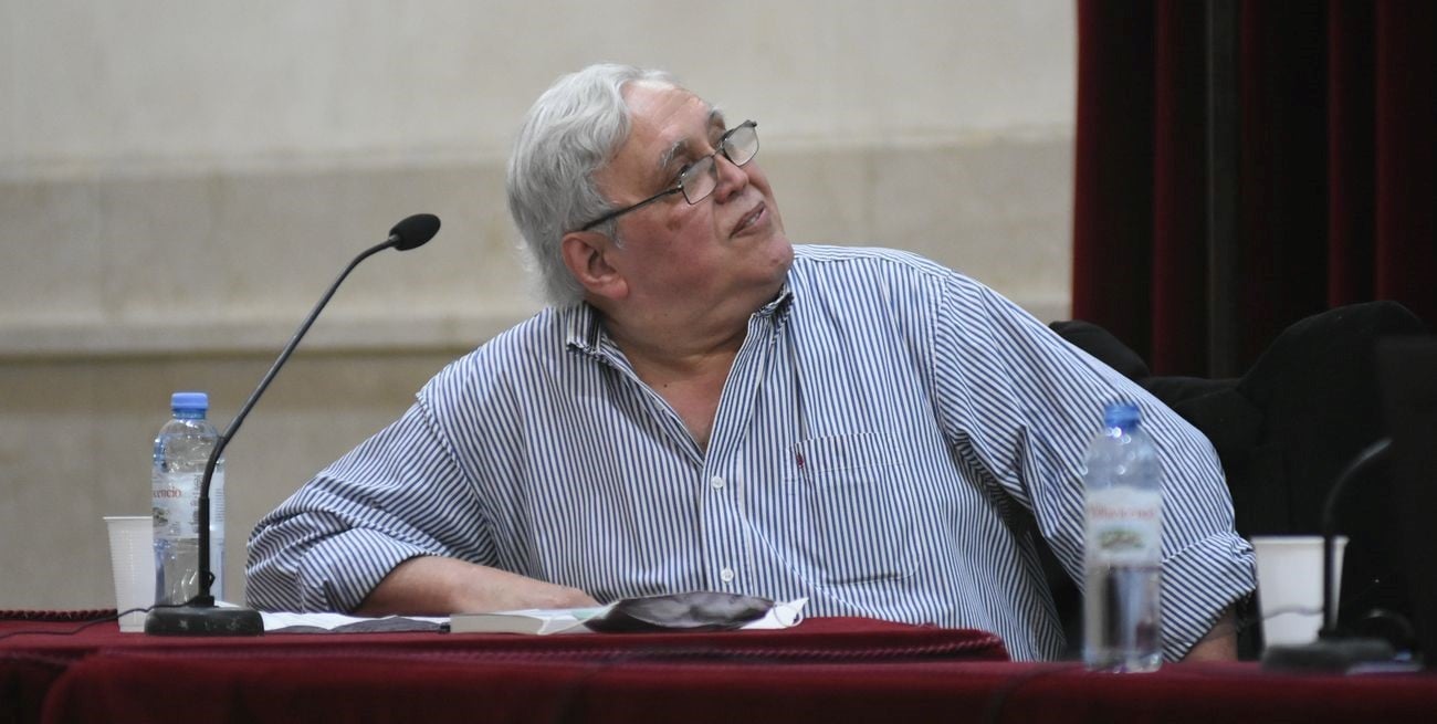 Rogelio Alaniz presenta "Ayúdame a pasar la noche"
