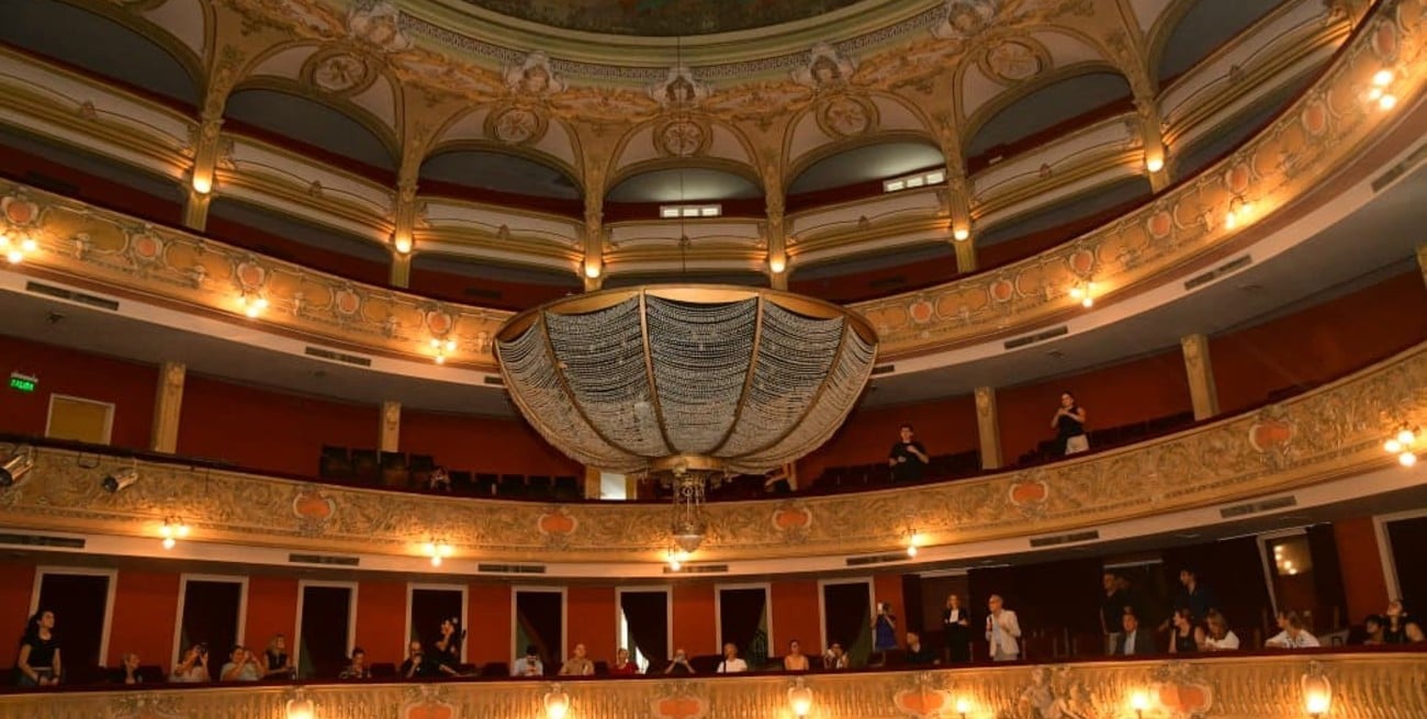 Una tradición de teatros del mundo: cómo fue el descenso de la araña del Teatro Municipal