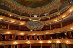 Santa Fe abrió al público el histórico descenso de la araña del Teatro Municipal. Crédito: Flavio Raina.