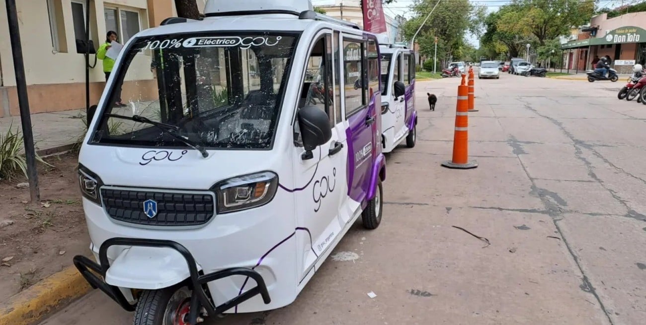 Se tensa la convivencia entre remises y triciclos eléctricos: el municipio defiende la libre competencia