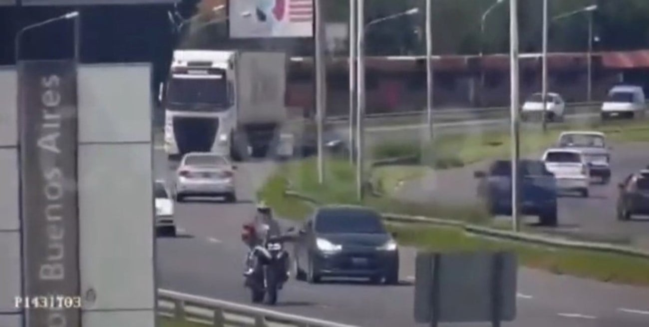 Video: manejó desorientada 6 km en contramano en la Panamericana y causó un choque