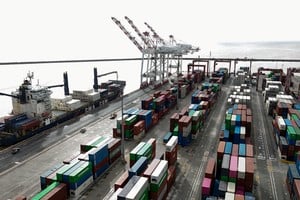El superávit por vigésimo noveno mes consecutivo de la balanza mostró importaciones un 4% a la baja y exportaciones creciendo un 33,6% en abril. Foto: REUTERS / Miguel Lo Bianco.