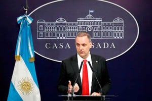 Adorni retoma las reuniones con ministros en un intento por recuperar coordinación interna.