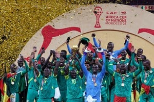 Senegal levantando el trofeo de la Copa de África que ahora le fue quitado. Foto: REUTERS / Amr Abdallah Dalsh.