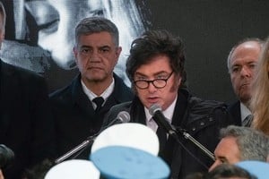 Javier Milei este martes durante el acto junto a Karina Milei, Manuel Adorni y Jorge Macri. Crédito: Gentileza Clarín