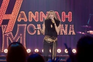 "Ya me estoy poniendo emocional", confiesa la artista en las primeras imágenes, mientras recorre las escenografías recreadas con exactitud para este evento único.