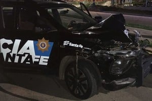 Un patrullero quedó prácticamente destruido producto de una maniobra abrupta del acusado. Foto: El Litoral