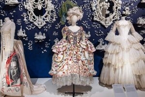 Vista de la instalación de "Marie Antoinette Style" en el Museo V&A de Londres, Reino Unido, que incluye la obra "Marie Antoinette's Folly" de Beth Katleman . Fotografía cortesía del Museo V&A.
