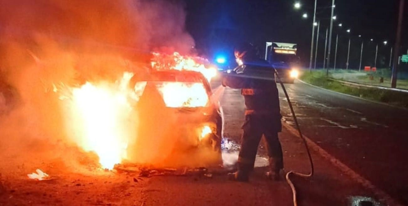 Incendio y destrucción de un Mercedes Benz en Circunvalación Oeste