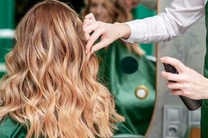 Peinados simples que combinan comodidad y estilo.