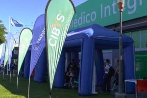 El frente de la sede del centro se transformó en un espacio de promoción de hábitos saludables, donde pacientes y vecinos pudieron acceder a controles preventivos y asesoramiento profesional. Foto: El Litoral