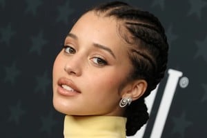 El efecto halo resalta el centro de los labios con brillo sutil.