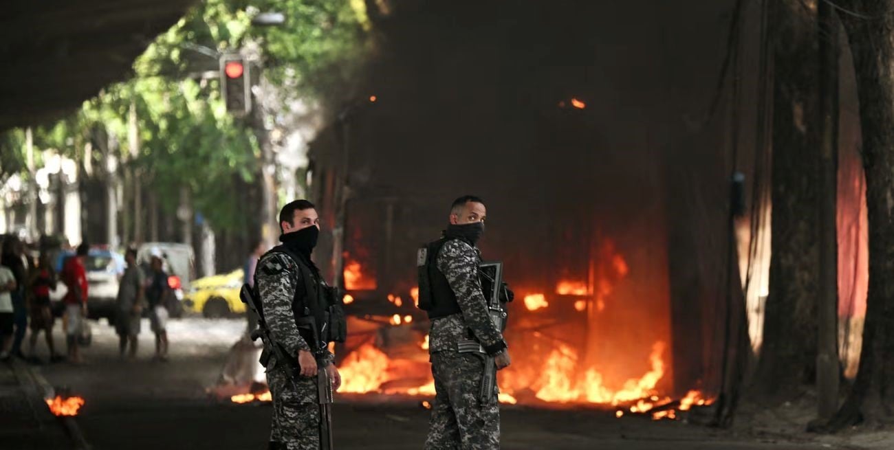 Río de Janeiro: al menos ocho muertos, incendios en las calles y clases suspendidas tras la muerte de un jefe narco