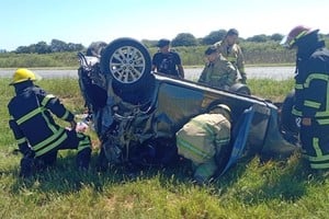Bomberos voluntarios corondinos trabajaron para extraer a la mujer del habitáculo. Foto: El Litoral
